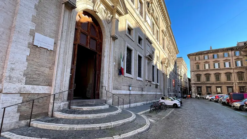 Il liceo Visconti di Roma, chiuso agli studenti per la Zona Rossa, 15 marzo 2021. ANSA/CLAUDIO PERI
