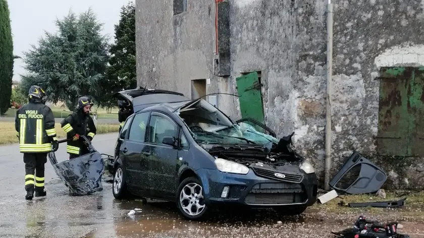 L'intervento dei vigili del fuoco sul luogo dell'incidente