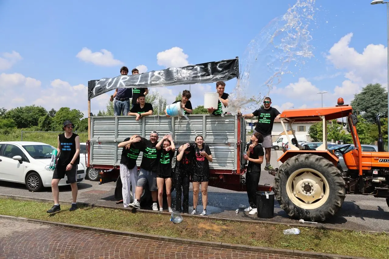 Una tradizione oramai consolidata a Udine: gli studenti, al termine delle lezioni, decidono di "rinfrescarsi" con bottiglie d'acqua e gavettoni (Foto Petrussi)