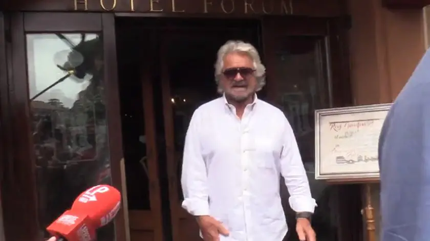 Il fermo immagine mostra Beppe Grillo, dopo aver incontrato questa mattina il leader del M5s Giuseppe Conte, mentre lascia l'hotel Forum di Roma, 22 settembre 2023. Anche Grillo, come Conte, non si e' fermato con giornalisti ma entrando in macchina ha risposto ad una domanda facendo finta di parlare in cinese ANSA