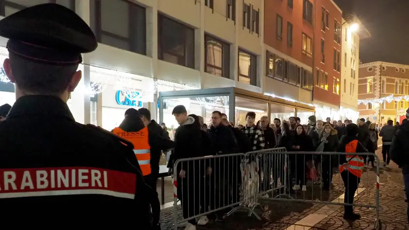 I controlli all’ingresso in piazza XX Settembre durante l’ultima festa di Capodanno. Domenica sera è attesa la pioggia, con i disagi del caso