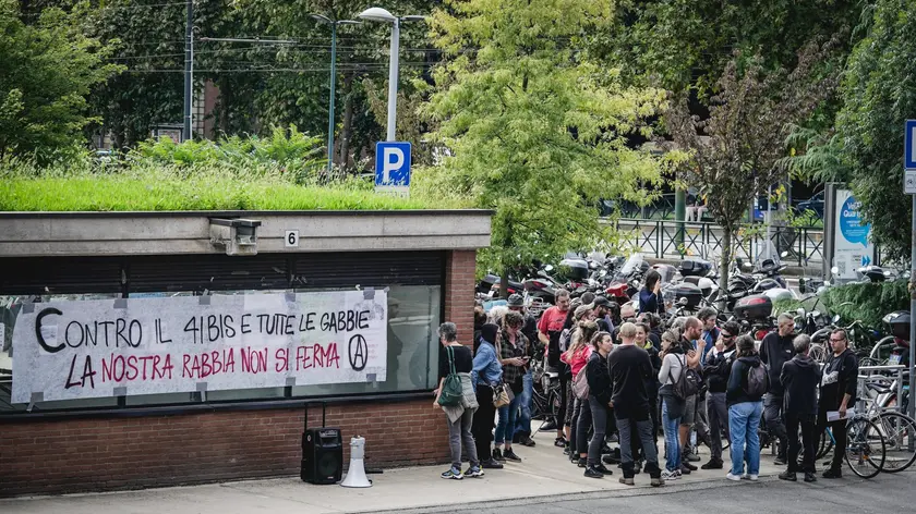 Presidio davanti al tribunale dove si svolge il processo a carico di 19 anarchici indagati per disordini durante un corteo a favore di Cospito nel marzo 2023. Torino 17 settembre 2024 ANSA/TINO ROMANO
