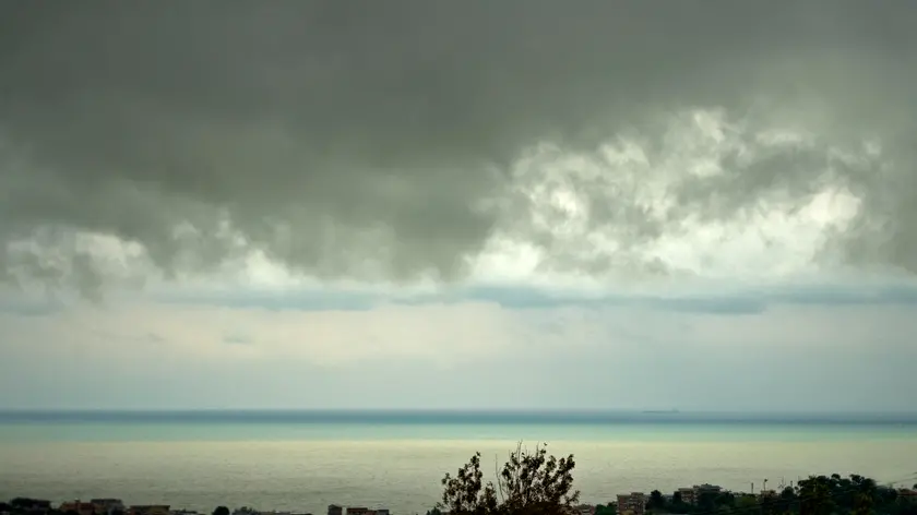 I disagi e i danni causati dal maltempo nelle Marche, 19 settembre 2024. Piogge copiose su tutte le Marche, il torrente Aspio che esonda inondando alcune aree nella zona sud di Ancona, fiumi d'acqua sulle strade, frane diffuse e disagi per la viabilità, alcune famiglie temporaneamente isolate e altre evacuate anche con mezzi anfibi dai soccorritori. Sono alcuni fotogrammi dell'emergenza maltempo che sta sferzando da ormai da 48 ore le Marche, colpendo tutte le province e in particolare il capoluogo. ANSA/ STEFANO SACCHETTONI