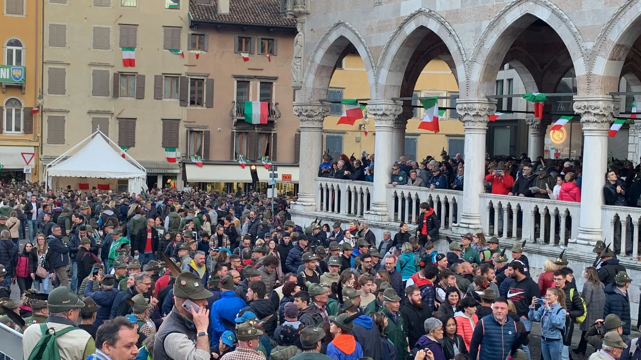 La pioggia non ha scoraggiato le migliaia e migliaia di persone arrivate a Udine per partecipare alla 94esima Adunata nazionale degli alpini che si tiene in città fino a domenica 14 maggio. Ecco le vie del centro invase da penne nere e cittadini