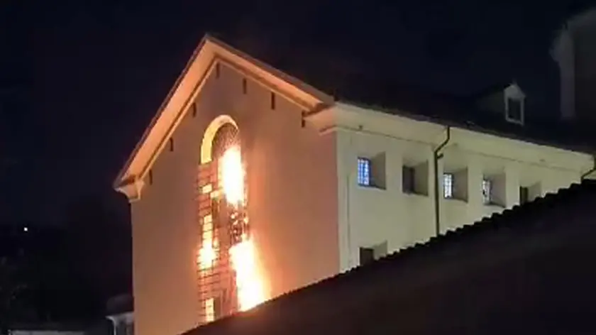 Protesta in carcere a Roma, incendiati alcuni materassi (FRAME DA FIRMARE ANSA) (ANSA) - ROMA, 25 SET - Disordini in serata nel carcere romano di Regina Coeli. Dalle prime informazioni, sembra che alcuni detenuti dell'ottava sezione si siano rifiuti di tornare in cella e per protesta abbiano dato fuoco ad alcuni materassi. La situazione sarebbe ora sotto controllo. Sul posto la polizia penitenziaria. (ANSA).