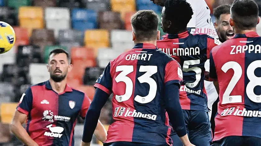 Il colpo di testa di Guessand che ha portato in vantaggio l'Udinese © Foto Petrussi