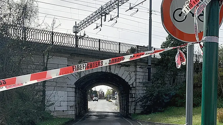 Il nastro dei vigili del fuoco al sottopasso di via Cappuccini (F.Petrussi)