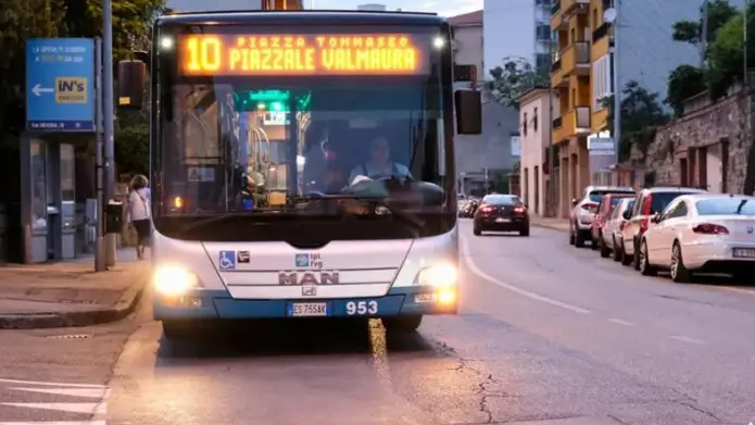 Un bus della linea 10 in servizio nella serata di lunedì 29 maggio (foto di Massimo Silvano)