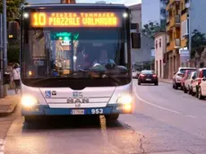 Un bus della linea 10 in servizio nella serata di lunedì 29 maggio (foto di Massimo Silvano)