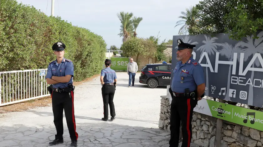 I carabinieri all'esterno del locale della litoranea di Molfetta (Bari) dove nella notte nel corso di una rissa, una ragazza di Bari è morta dopo essere stata raggiunta da un colpo di arma da fuoco e altri due ragazzi sono rimasti feriti a Molfetta, 22 settembre 2024.