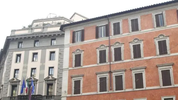 La palazzina in via della Stamperia, Roma, primo febbraio 2012. La Guardia di Finanza ha sequestrato beni per 8,5 mln all'ex senatore Riccardo Conti per omesso versamento dell'Iva relativa alla compravendita di un immobile in via della Stamperia a Roma. Il provvedimento di sequestro é stato firmato dal gip di Roma. L'immobile fu acquistato e rivenduto lo stesso giorno, 31 gennaio 2011.ANSA/MASSIMO PERCOSSI