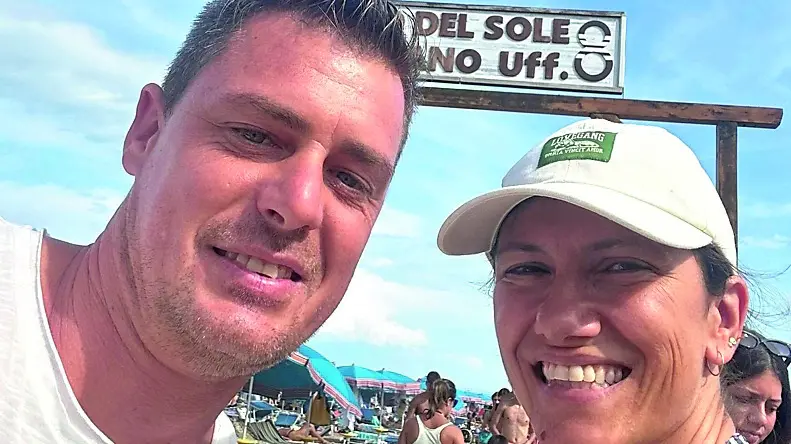 La cantante Elisa, ieri con il marito a Lignano, ha scattato tanti selfie con i turisti in spiaggia
