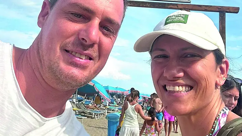 La cantante Elisa, ieri con il marito a Lignano, ha scattato tanti selfie con i turisti in spiaggia