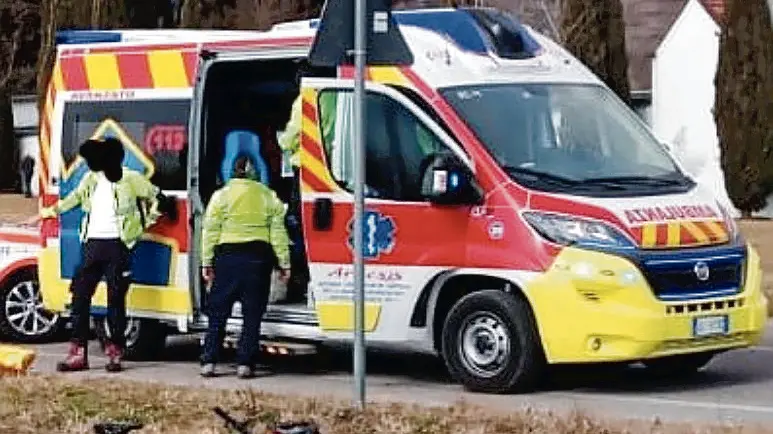 I soccorritori a Stevenà di Caneva, sul luogo dove è morto il ciclista (foto Missinato)