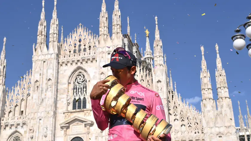 Bernal in Piazza Duomo col Trofeo Senza Fine