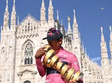 Bernal in Piazza Duomo col Trofeo Senza Fine