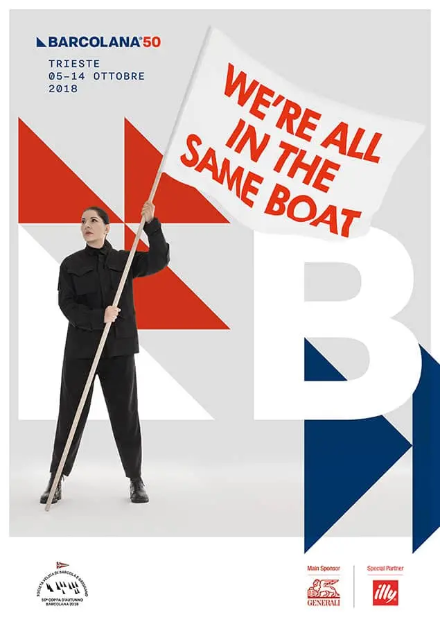 Forme, colori e concetti diversi: è sempre Trieste la protagonista dei manifesti della Barcolana. Nel corso degli anni, ogni artista ha saputo intrappolare la festa della vela in una sola immagine, giocando con i colori della città e con le sue riconoscibili forme. Così si rincorrono le barche sullo sfondo blu, le bandiere bianche con i suoi messaggi e il vento amico delle vele