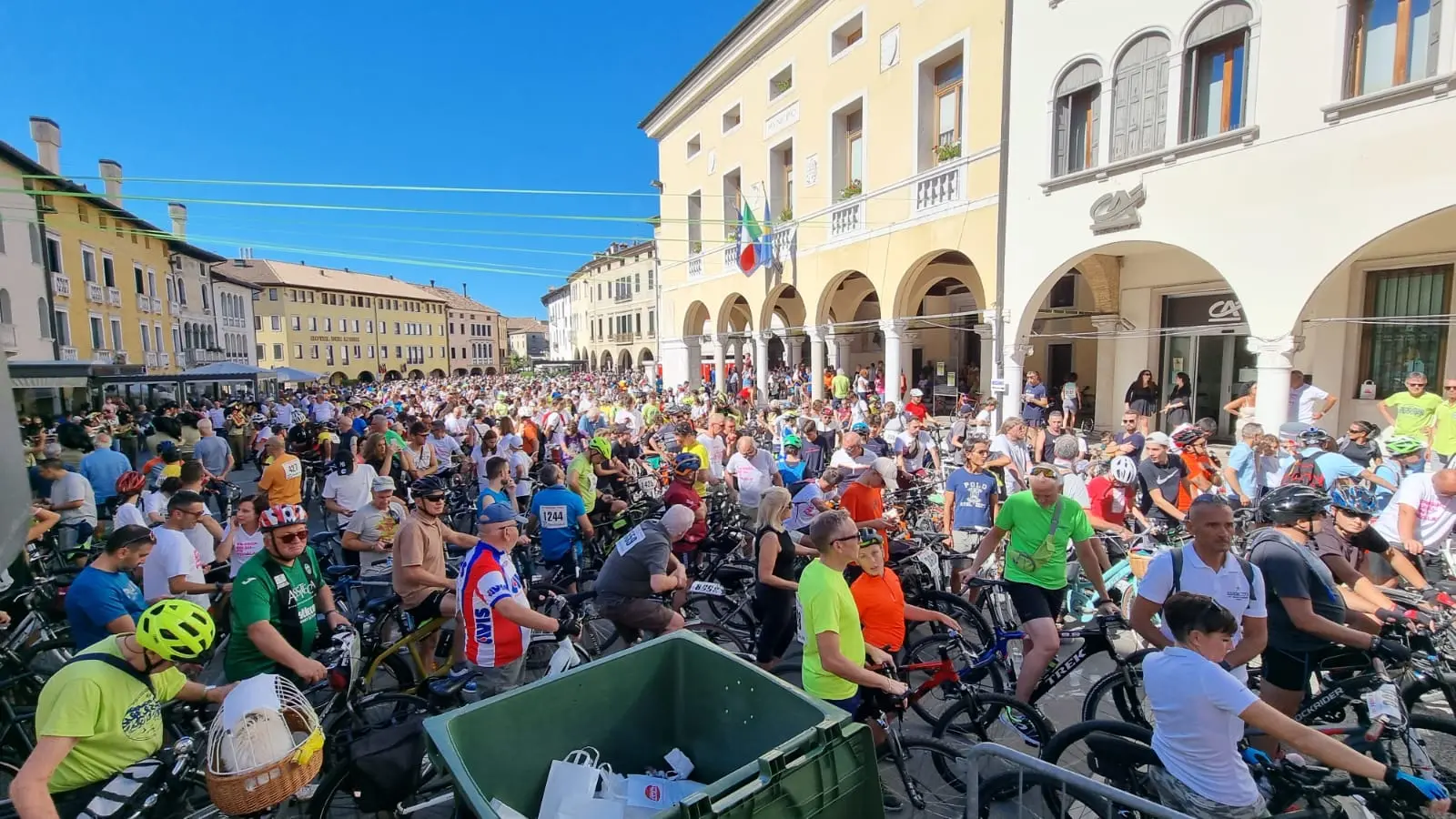 Edizione riuscita, la numero 49, per la Pordenone pedala, sotto un bel sole e con circa 4 mila partecipanti stimati. Il serpentone si è snodato da Pordenone a Porcia, Brugnera, Sacile, con rientro via Fontanafredda a Pordenone. Poi la tradizionale pastasciutta collettiva a Parco Galvani e le premiazioni delle categorie che hanno preso parte all’evento. Soddisfazione per il presidente Luigi Tomadini e lo staff che ha contribuito alla riuscita dell’evento.