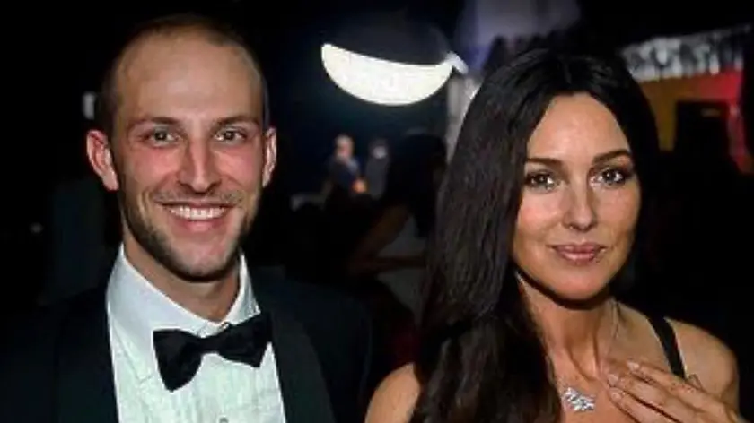 Il giovane stilista con l’attrice Monica Bellucci quando disegnava tute da lavoro per le star