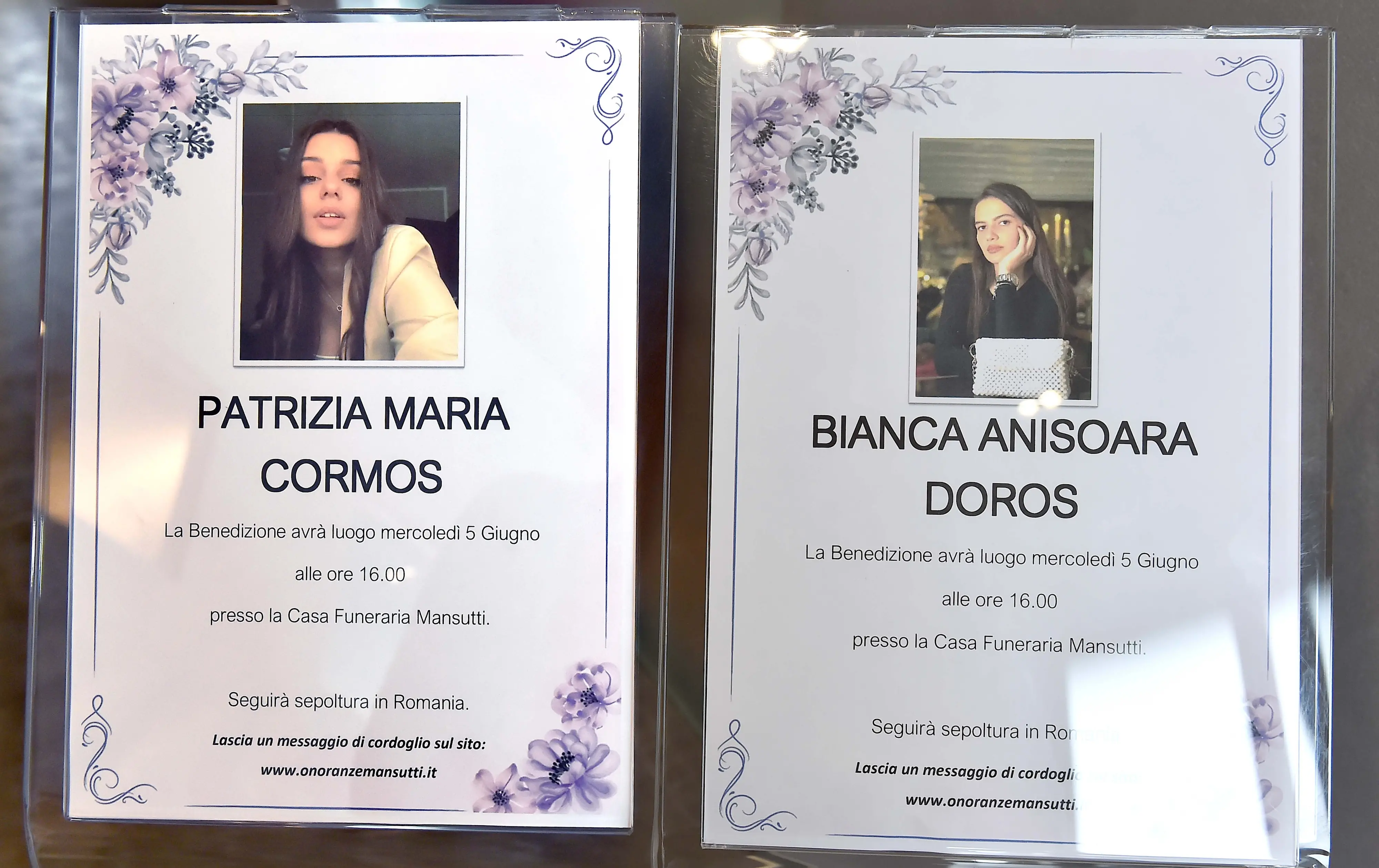 Le immagini esposte alla Casa funeraria Mansutti dove è stata allestita la camera ardente per le due ragazze (Foto Petrussi)