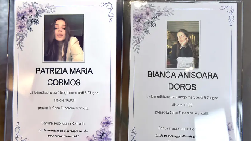 Le immagini esposte alla Casa funeraria Mansutti dove è stata allestita la camera ardente per le due ragazze (Foto Petrussi)