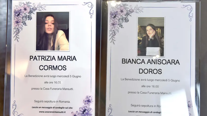 Le immagini esposte alla Casa funeraria Mansutti dove è stata allestita la camera ardente per le due ragazze (Foto Petrussi)