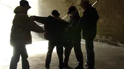 Una immagine di archivio di una ricostruzione fotografica di una " banda di giovani " in azione. Quattro giovani di eta' compresa tra i 20 e i 25 anni sono stati arrestati dai carabinieri di Milano perche' ritenuti i presunti responsabili del pestaggio avvenuto nella notte tra sabato e domenica scorsi ai danni di un sedicenne che ha riportato gravi traumi e lesioni. Il giovane, che era stato picchiato a sangue, aveva riportatoanche la frattura della mascella ed era stato sottoposto ad un intervento chirurgico riportando una prognosi di oltre 90 giorni. ANSA/MAURIZIO VIALE (ARCHIVIO)