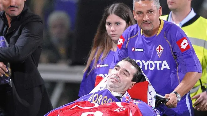 Stefano Borgonovo con la figlia (S) e spinto da Roberto Baggio nello stadio Artemio Franchi di Firenze, prima della partita amichevole fra Fiorentina e Milan ''Tutti per Stefano Borgonovo'', organizzata per raccogliere fondi destinati alla nascita della Fondazione Borgonovo che sosterra' la ricerca contro le malattie neuro muscolari e la Sla, morbo che da qualche hanno ha minato il fisico dell' ex centravanti delle due squadre. ANSA/MAURIZIO DEGL'INNOCENTI
