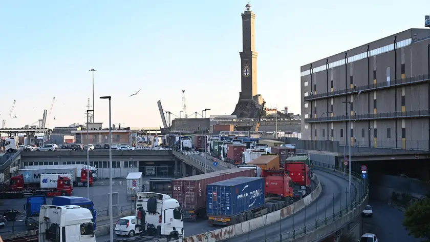 Una veduta del porto di Genova. Dalle 24 di oggi per 4 turni lavorativi i portuali aderiranno allo sciopero, dopo le morti di due lavoratori a Trieste e Civitavecchia, indetto dai sindacati di categoria per la sicurezza sul lavoro. Genova, 10 febbraio 2023. ANSA/LUCA ZENNARO