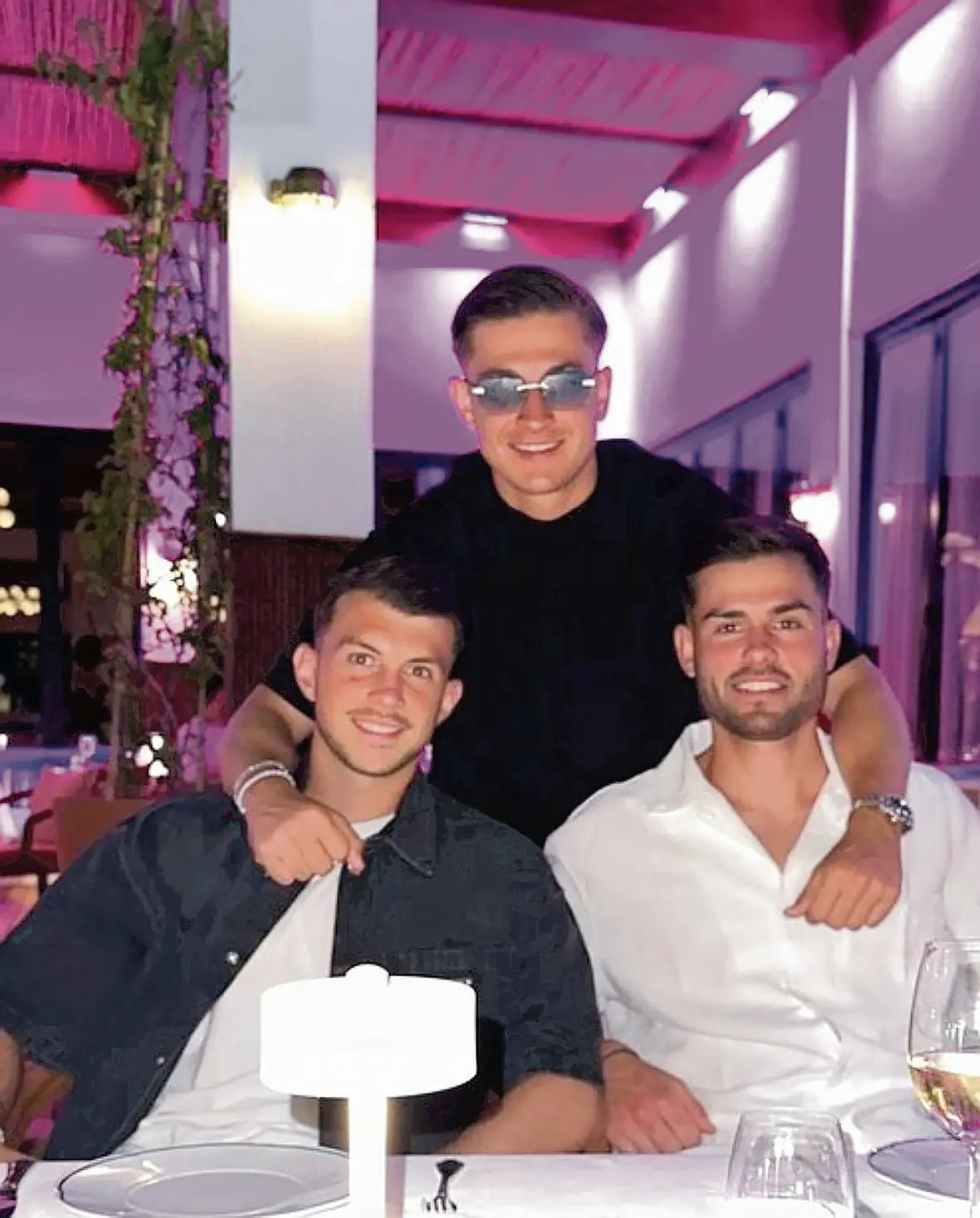 Samardzic è in vacanza in Turchia con i colleghi Kremenovic del Frosinone e (al centro) Kujovic del Cottbus