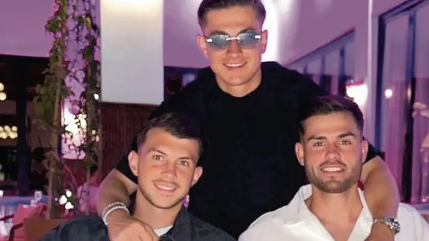 Samardzic è in vacanza in Turchia con i colleghi Kremenovic del Frosinone e (al centro) Kujovic del Cottbus