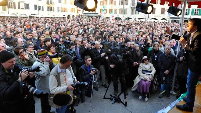 Udine 10 Aprile 2013. Matteo Renzi e Debora Serracchiani in piazza Matteotti. Telefoto copyright Petrussi Foto Press / Diego Petrussi
