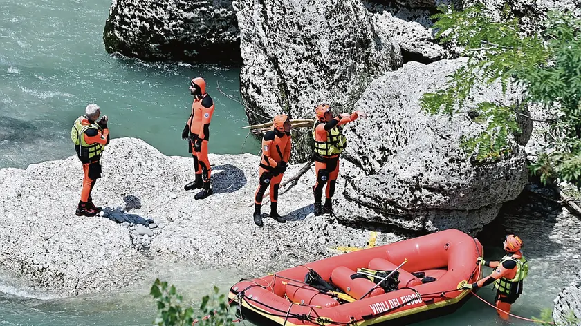 Il dramma del Natisone: anche due operai di passaggio hanno cercato di salvare i tre ragazzi