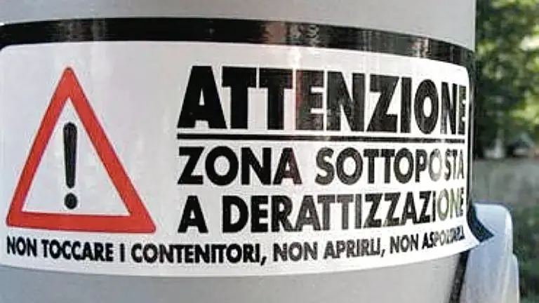 Nella foto, l’avviso di una campagna di derattizzazione