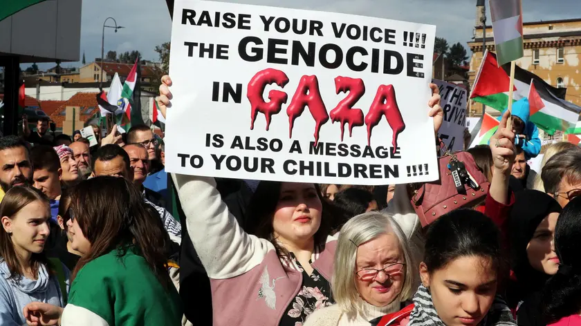 epa10932750 People rally in support of Palestinians, in Sarajevo, Bosnia and Herzegovina, 22 October 2023. Thousands of Israelis and Palestinians have died since the militant group Hamas launched an unprecedented attack on Israel from the Gaza Strip on 07 October, and the Israeli strikes on the Palestinian enclave which followed it. EPA/FEHIM DEMIR