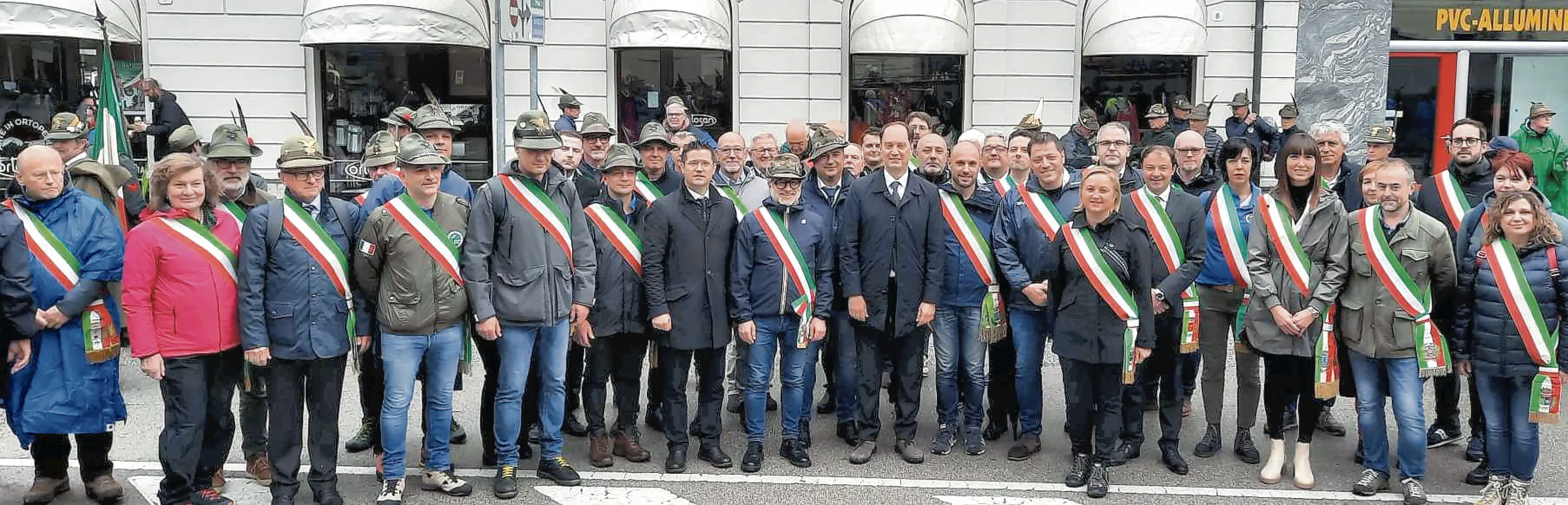 Molti sindaci della provincia di Pordenone, alpini e no, hanno partecipato alla sfilata: qui con il ministro Luca Ciriani, il presidente Ilario Merlin e l’onorevole alpino Emanuele Loperfido (foto Petrussi)