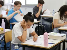 Gli esami di maturita' all'Istituto Tecnico Itis di Brescia, 19 giugno 2024. /// Students take final high-school exam 'maturita' at the at the Itis Technical Institute in Brescia, Italy, 19 June 2024. Over 526.317 students across Italy will start on 19 June the high-school final exams with a written Italian exam. ANSA/ SIMONE VENEZIA