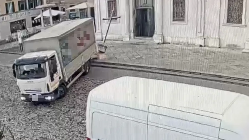 Il camion in retromarcia colpisce e atterra la croce in ferro in piazza San Giacomo