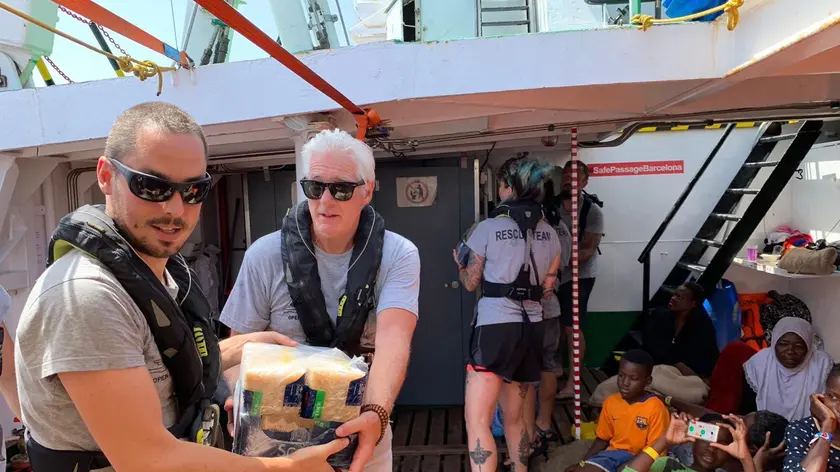 "Richard Gere ci ha raggiunti a Lampedusa per dare il suo sostegno al nostro equipaggio e a tutte le persone a bordo". E' quanto si legge in una nota di Open Arms, la Ong spagnola che lo scorso 1 agosto ha salvato nel Canale di Sicilia 124 persone che si trovavano su due imbarcazioni alla deriva e da otto giorni è in mare senza aver ottenuto l'autorizzazione ad approdare. ANSA/TWITTER/OPEN ARMS +++ ANSA PROVIDES ACCESS TO THIS PHOTO TO BE USED SOLELY TO ILLUSTRATE NEWS REPORTING OR COMMENTARY ON THE FACTS OR EVENTS DEPICTED IN THIS IMAGE; NO ARCHIVING; NO LICENSING +++