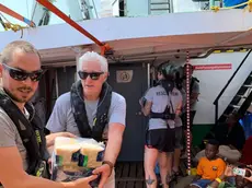 "Richard Gere ci ha raggiunti a Lampedusa per dare il suo sostegno al nostro equipaggio e a tutte le persone a bordo". E' quanto si legge in una nota di Open Arms, la Ong spagnola che lo scorso 1 agosto ha salvato nel Canale di Sicilia 124 persone che si trovavano su due imbarcazioni alla deriva e da otto giorni è in mare senza aver ottenuto l'autorizzazione ad approdare. ANSA/TWITTER/OPEN ARMS +++ ANSA PROVIDES ACCESS TO THIS PHOTO TO BE USED SOLELY TO ILLUSTRATE NEWS REPORTING OR COMMENTARY ON THE FACTS OR EVENTS DEPICTED IN THIS IMAGE; NO ARCHIVING; NO LICENSING +++