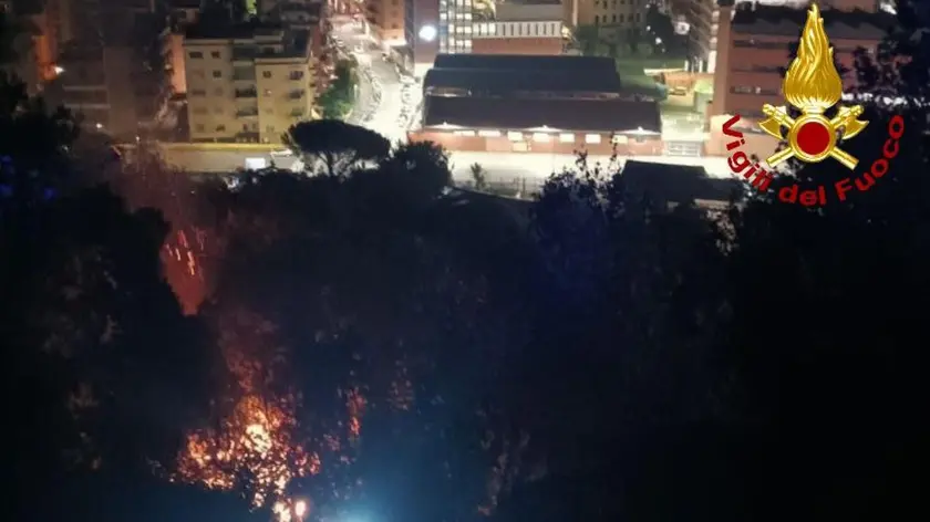 Sono proseguite per tutta la notte le operazioni di spegnimento e bonifica nell'area di Monte Mario, e in particolare di Villa Mazzanti, da parte di sette squadre dei vigili del fuoco, impegnate da ieri per il maxi-incendio scoppiato nell'area nord di Roma, 01 agosto 2024. Alle prime luci dell'alba è arrivato sul posto anche l'elicottero della regione Lazio, con a bordo il direttore delle operazioni di spegnimento dei vigili del fuoco, per una prima ricognizione e i successivi lanci. ANSA/ VIGILI DEL FUOCO +++ ANSA PROVIDES ACCESS TO THIS HANDOUT PHOTO TO BE USED SOLELY TO ILLUSTRATE NEWS REPORTING OR COMMENTARY ON THE FACTS OR EVENTS DEPICTED IN THIS IMAGE; NO ARCHIVING; NO LICENSING +++ NPK +++