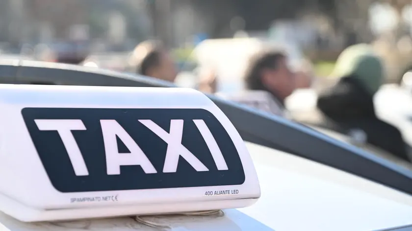 L'assemblea del sindacato USB Taxi in piazza Bocca della Verità a Roma, 23 gennaio 2024. ANSA/CLAUDIO PERI