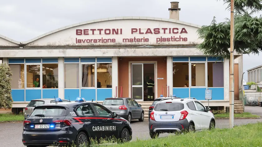Tragedia sul lavoro alla Bettoni Plastiche di Torbole Casaglia, dove, nel pomeriggio un operaio di 55 anni ha perso la vita a seguito ad un incidente sul lavoro, 12 settembre 2024 .Secondo le prime, frammentarie informazioni, sembra che l'uomo sia stato travolto da un pesante carico contenente materiale plastico, rimanendone schiacciato. Vano l'intervento degli uomini del 118, sopraggiunti con due automediche e un'ambulanza: hanno dovuto constatare sul posto il decesso dell'uomo.12 settembre 2024. Ansa/Filippo Venezia