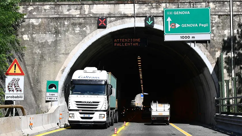 Si viaggia su una sola corsia per senso di marcia sulla A10 in direzione Genova dal Casello di Genova Pra'. La chiusura si e' resa necessaria a causa di urgenti lavori di messa in sicurezza a una galleria in direzione Savona nel tratto che va da Genova Aeroporto a Genova Pra'. Disagi per il traffico che e' rallentato formando code a tratti. Genova, 18 agosto 2021. ANSA/LUCA ZENNARO