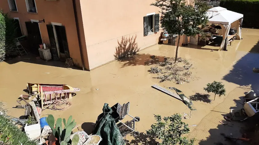 Un condominio fortemente danneggiato dal maltempo, Senigallia (Ancona), 21 settembre 2022. Si profila un ritorno in Dad per gli alunni delle scuole nei territori colpiti dall'alluvione del 15 settembre nelle Marche. Scuole che restano chiuse, sia a causa dei danni subiti sia per la difficoltà nel ripristinare i trasporti e la viabilità per raggiungere i diversi plessi: molte strade sono chiuse, altre non esistono più. Per questo l'Ufficio scolastico regionale ha invitato i dirigenti delle istituzioni scolastiche coinvolte "ad assumere, nell'ambito dell'autonomia didattica e funzionale loro attribuita, ogni azione utile a garantire il diritto all' Istruzione di tutti gli studenti, favorendo anche il rapporto educativo relazionale con il gruppo classe e i docenti". L'Ufficio Scolastico regionale richiama "tra l'altro l'attenzione sull'opportunità di ricorrere all'utilizzo delle tecnologie digitali, in particolare per gli alunni impossibilitati a raggiungere la propria scuola in presenza. ANSA / Daniele Carotti