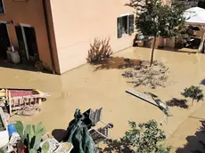 Un condominio fortemente danneggiato dal maltempo, Senigallia (Ancona), 21 settembre 2022. Si profila un ritorno in Dad per gli alunni delle scuole nei territori colpiti dall'alluvione del 15 settembre nelle Marche. Scuole che restano chiuse, sia a causa dei danni subiti sia per la difficoltà nel ripristinare i trasporti e la viabilità per raggiungere i diversi plessi: molte strade sono chiuse, altre non esistono più. Per questo l'Ufficio scolastico regionale ha invitato i dirigenti delle istituzioni scolastiche coinvolte "ad assumere, nell'ambito dell'autonomia didattica e funzionale loro attribuita, ogni azione utile a garantire il diritto all' Istruzione di tutti gli studenti, favorendo anche il rapporto educativo relazionale con il gruppo classe e i docenti". L'Ufficio Scolastico regionale richiama "tra l'altro l'attenzione sull'opportunità di ricorrere all'utilizzo delle tecnologie digitali, in particolare per gli alunni impossibilitati a raggiungere la propria scuola in presenza. ANSA / Daniele Carotti