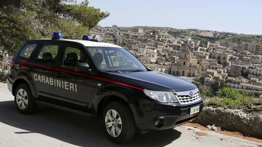 Foto auto carabinieri con sullo sfondo la citta' di Modica in provincia di Ragusa/FOTO Carabinieri di Modica