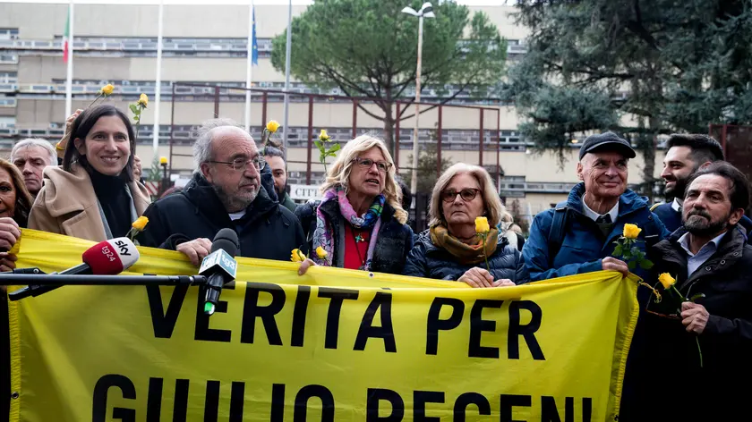 (S-D) La segretaria del Partito Democratico (Pd) Elly Schlein, Giuseppe Giulietti, lÕavvocato Alessandra Ballerini, la mamma ed il padre di Giulio, Paola e Claudio, fuori il tribunale di Roma per la nuova udienza preliminare a carico dei quattro 007 egiziani accusati di avere torturato Giulio Regeni, Roma, 04 dicembre 2023. ANSA/ANGELO CARCONI