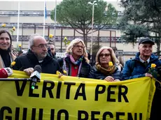 (S-D) La segretaria del Partito Democratico (Pd) Elly Schlein, Giuseppe Giulietti, lÕavvocato Alessandra Ballerini, la mamma ed il padre di Giulio, Paola e Claudio, fuori il tribunale di Roma per la nuova udienza preliminare a carico dei quattro 007 egiziani accusati di avere torturato Giulio Regeni, Roma, 04 dicembre 2023. ANSA/ANGELO CARCONI