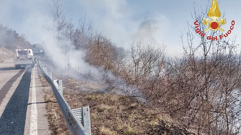 L'incendio divampato sulla strada che da Aviano porta a Piancavallo